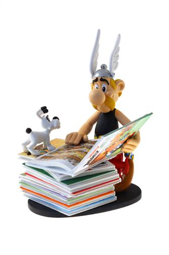 Resin statue: Asterix læser på en stak Asterix albums
